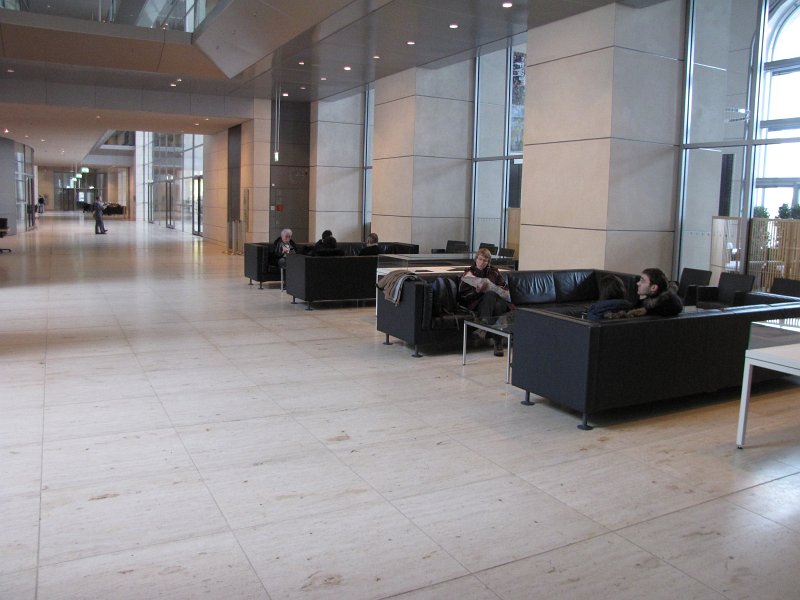 reichstag hal.jpg - Na een korte controle van de spullen die we bij ons hebben en ons paspoort mogen we in de hal wachten tot de groep compleet is.